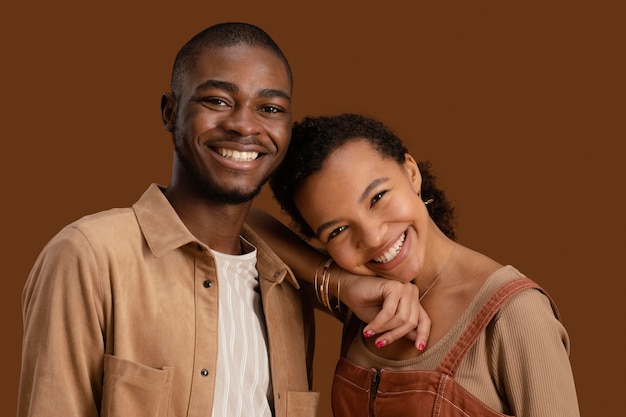 Foto grátis retrato de casal feliz e sorridente