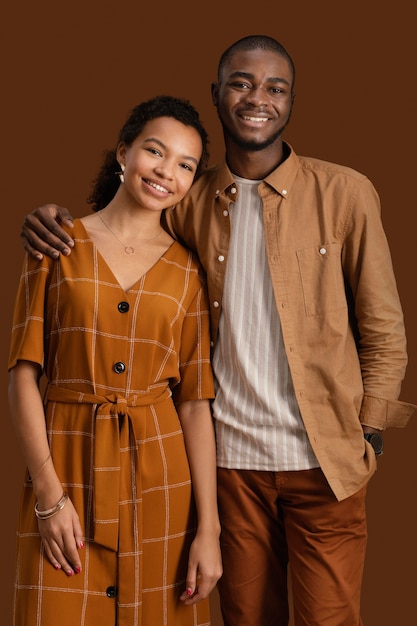 Foto grátis retrato de casal sorridente posando juntos