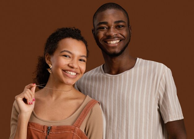 Foto grátis retrato de homem bonito com mulher bonita sorridente