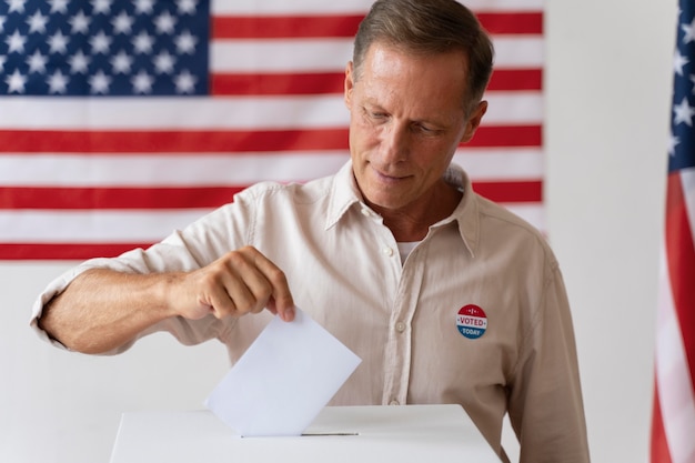 Foto grátis retrato de homem no dia do registro eleitoral