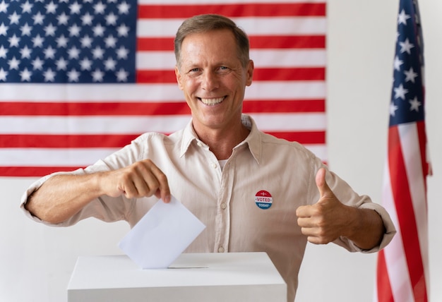 Foto grátis retrato de homem no dia do registro eleitoral