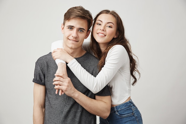 Foto grátis retrato de irmão e irmã, abraçando e sorrindo