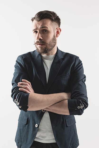 Foto grátis retrato de jovem bonito elegante de pé contra branco. homem vestindo jaqueta