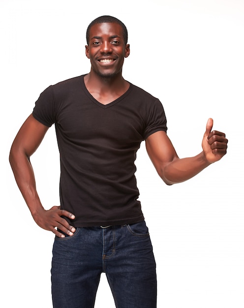 Foto grátis retrato de jovem negro africano sorridente homem bonito