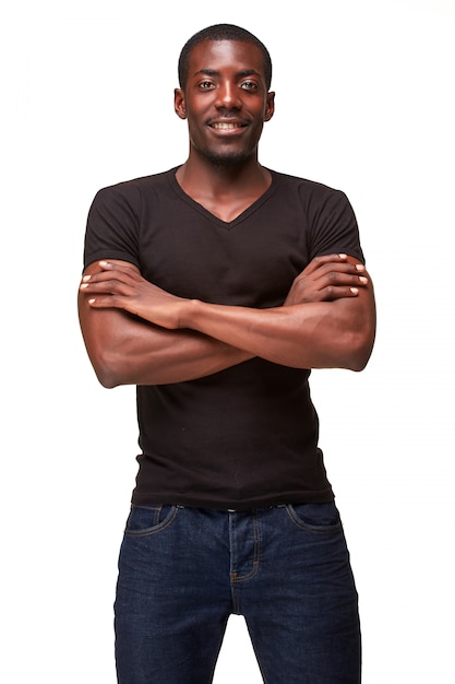 Foto grátis retrato de jovem negro africano sorridente homem bonito