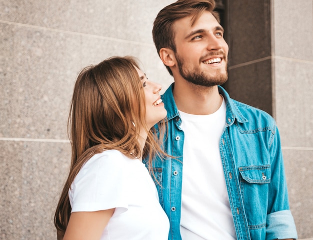 Foto grátis retrato de menina bonita sorridente e seu namorado bonito. mulher em roupas de verão casual jeans.