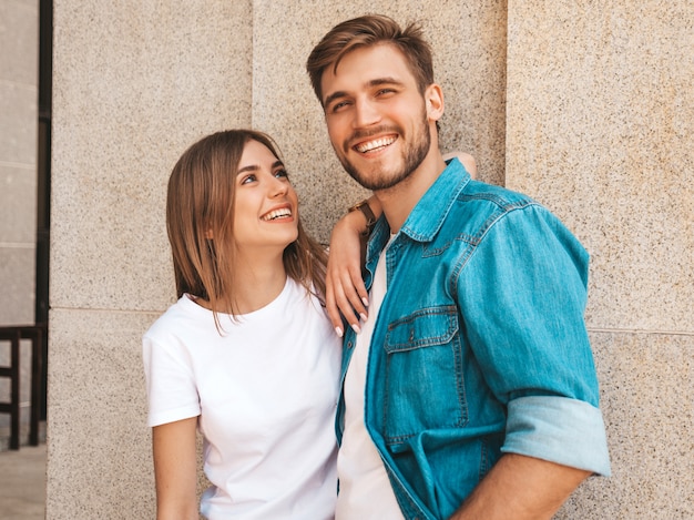 Foto grátis retrato de menina bonita sorridente e seu namorado bonito. mulher em roupas de verão casual jeans.