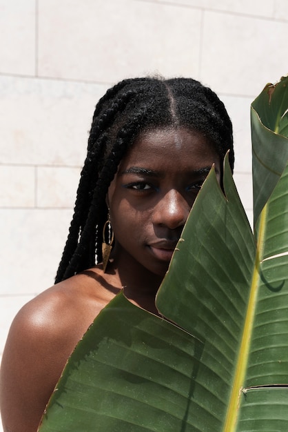 Foto grátis retrato de mulher ao ar livre em trajes africanos e moda