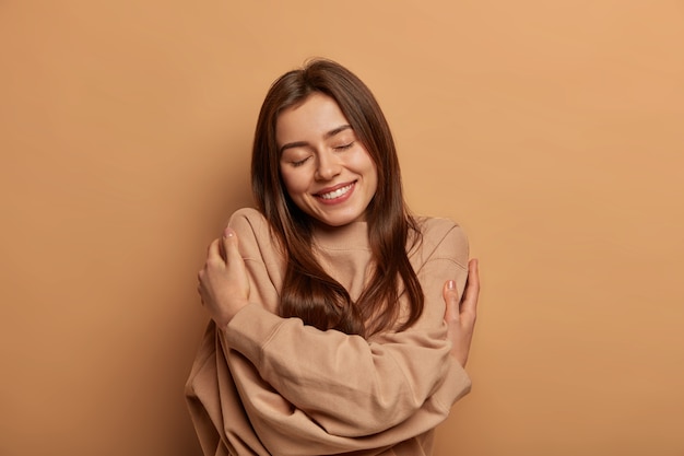 Retrato de mulher jovem e bonita gesticulando