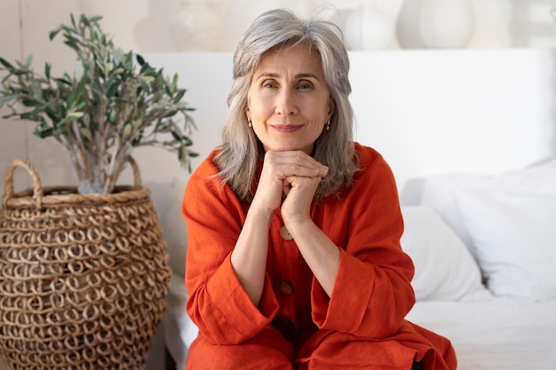 Foto grátis retrato de mulher sênior vestindo camisa vermelha