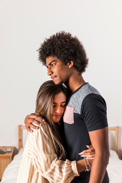 Foto grátis retrato, de, par interracial, casa