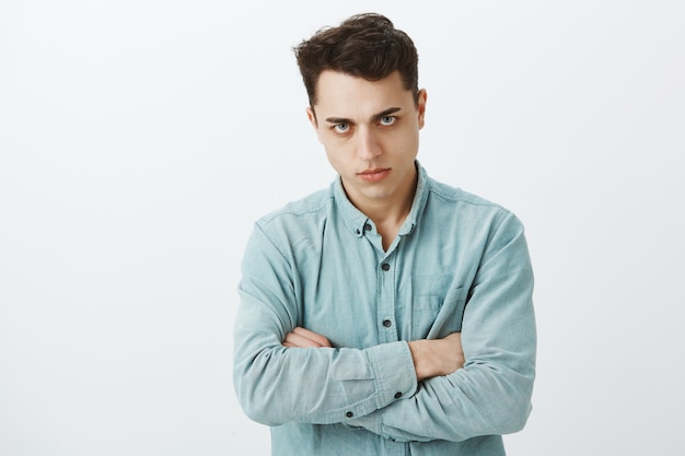 Foto grátis retrato de um homem europeu irritado e ofendido com uma camisa