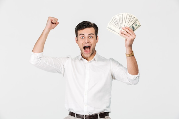 Foto grátis retrato de um homem feliz alegre