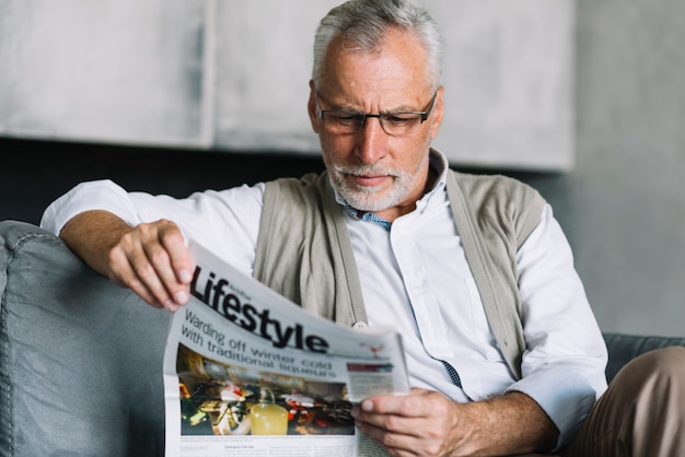 Retrato, de, um, homem idoso, sentar sofá, leitura, jornal