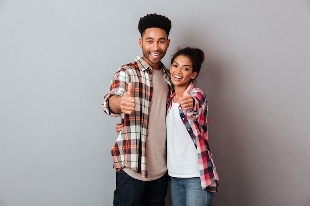 Foto grátis retrato de um jovem casal africano sorridente abraçando