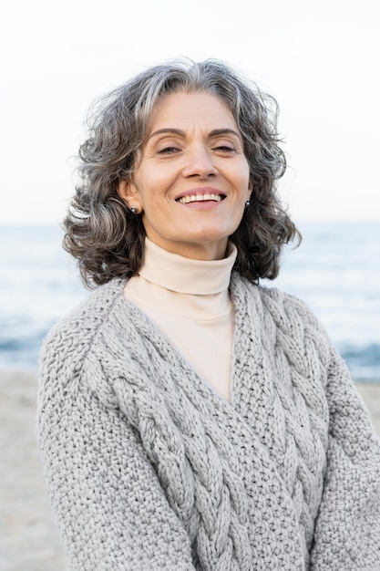 Foto grátis retrato de uma bela mulher mais velha na praia