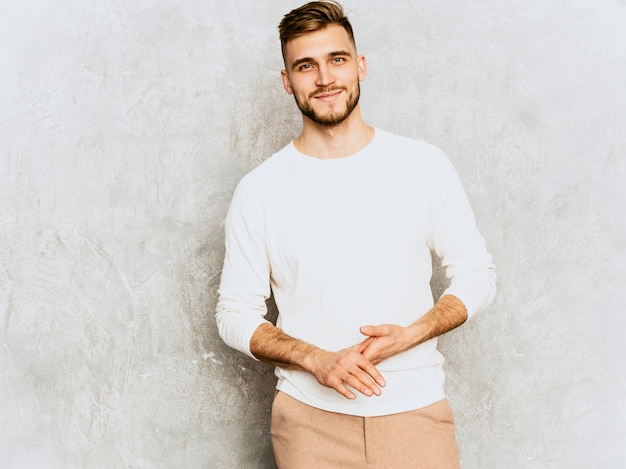 Foto grátis retrato do modelo de empresário de hipster sorridente bonito vestindo roupas de verão casual branco.