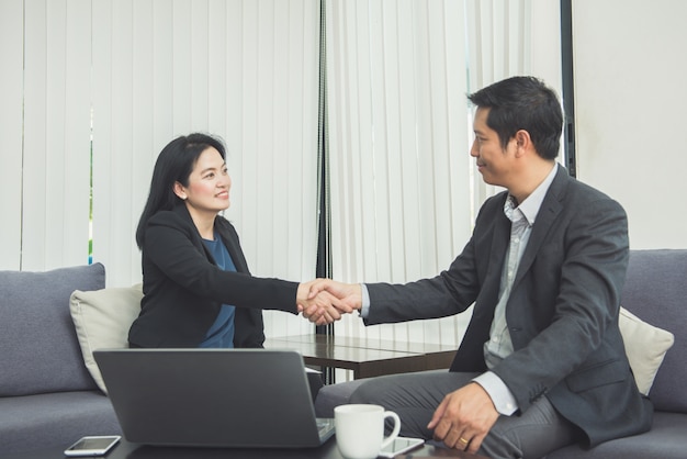 Foto grátis reunião corporativa tremendo em conjunto trabalho em equipe