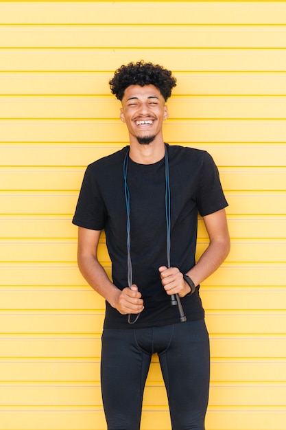 Foto grátis rindo jovem negro com pular corda