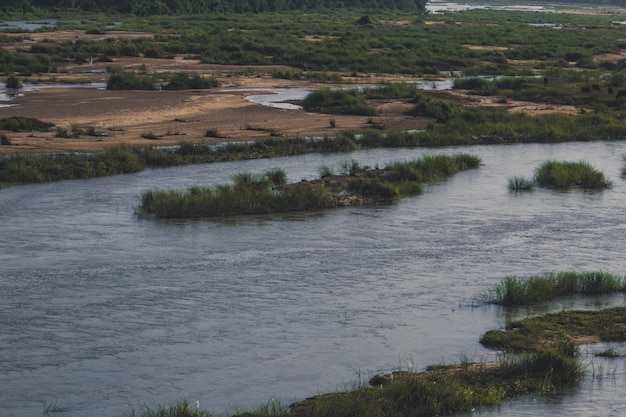 Foto grátis rio bharatha com pouca água e grama verde