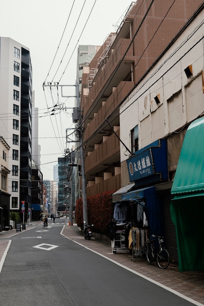 Foto grátis rua do japão com homem de bicicleta