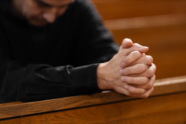 Foto grátis sacerdote orando no prédio da igreja