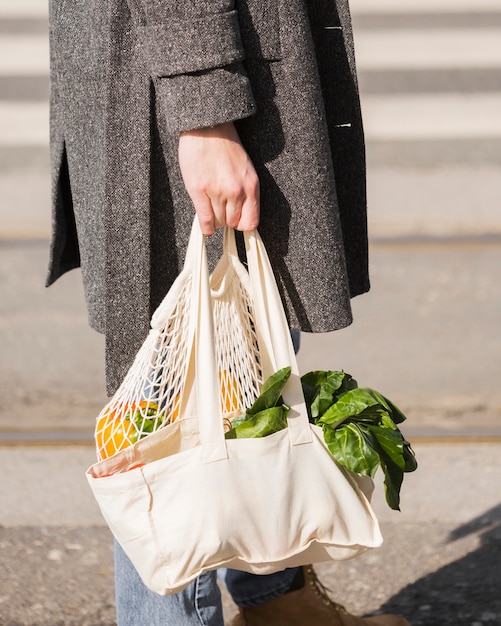 Foto grátis saco ecológico de close-up com legumes orgânicos