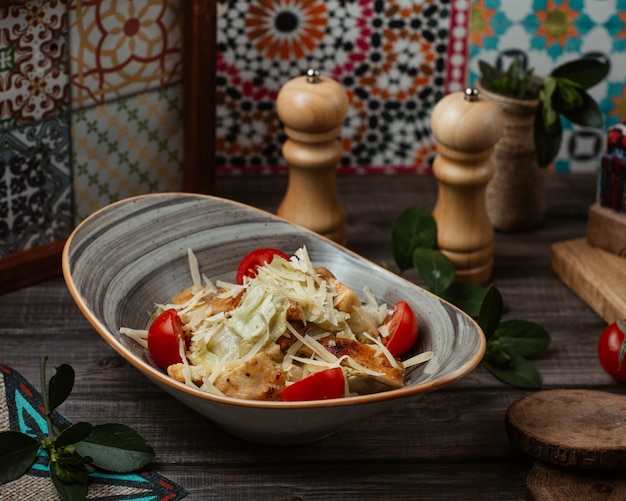 Foto grátis salada caesar fina com parmesão picado e cerejas em uma tigela rústica