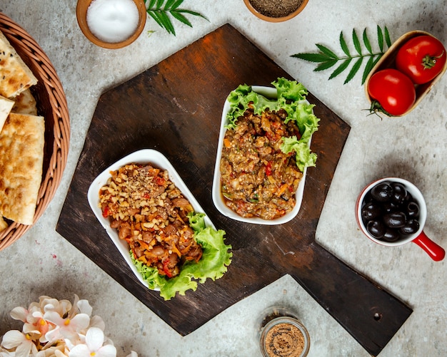 Foto grátis salada de churrasco e salada com feijão em uma placa de madeira