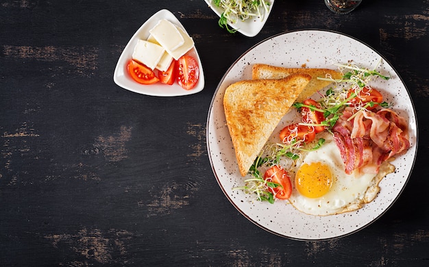 salada de torradas, ovos, bacon e tomate e microgreens.