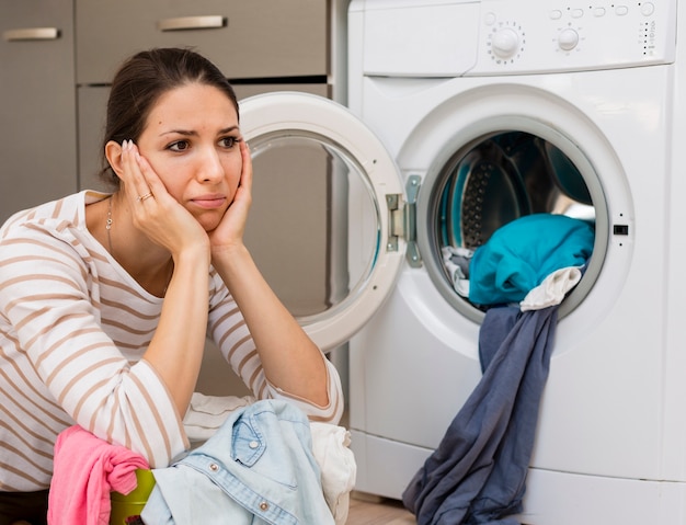 Salientou a mulher lavando roupa médio