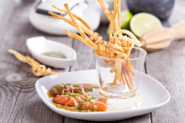 Foto grátis sashimi de salmão com nós de macarrão udon