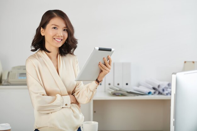 Senhora de negócios com computador tablet