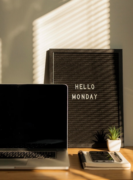 Foto grátis smartphone e laptop na mesa