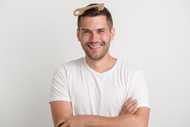 Foto grátis sorrindo, homem jovem, com, pente, em, seu, cabelo, olhando câmera