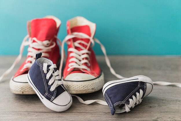 Superfície de madeira com sapatos vermelhos e azuis