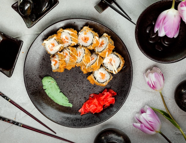 Sushi em cima da mesa