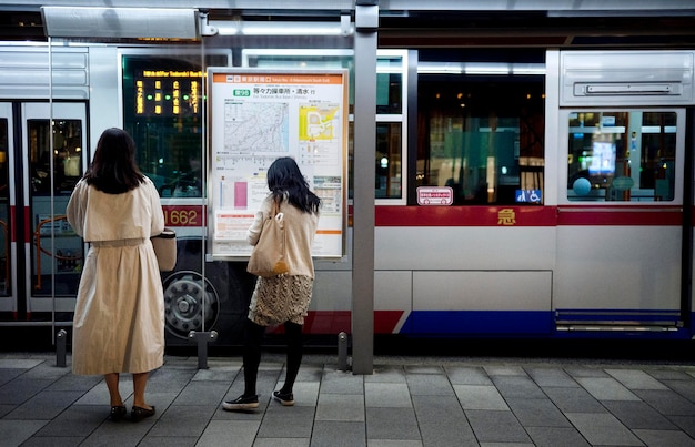 Foto grátis tela de exibição de informações de passageiros do sistema de metrô japonês