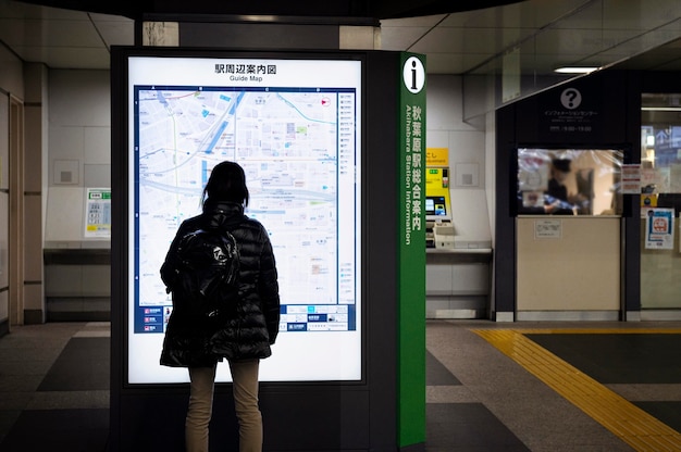 Foto grátis tela de exibição de informações de passageiros do sistema de metrô japonês