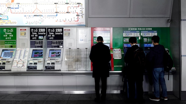 Foto grátis tela do sistema de trem do metrô japonês para informações do passageiro