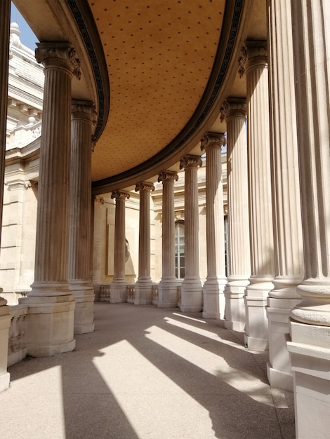 Telhado e colunas do Museu de História Natural de Marselha sob o sol na França