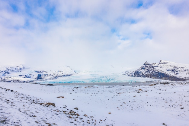 Foto grátis temporada invernal da islândia da montanha coberta de neve.