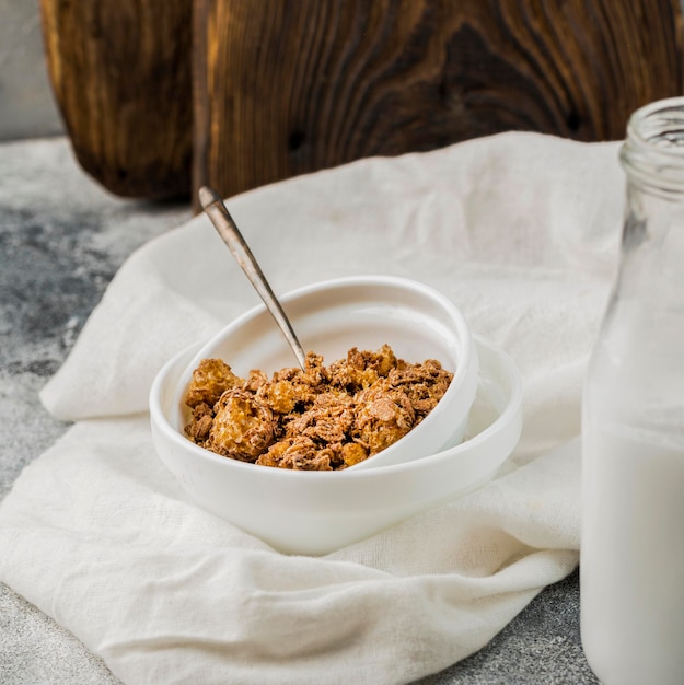 Foto grátis tigela de café da manhã saudável close-up com granola