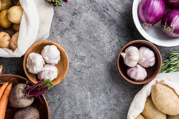 Foto grátis tigela e sacos com legumes alinhados