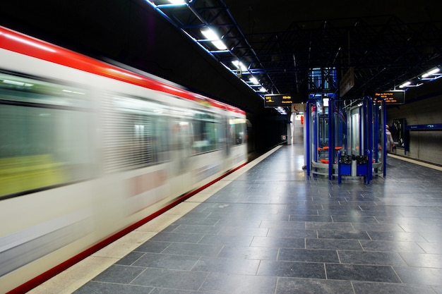 Foto grátis timelapse de um trem de metrô em movimento a uma hora tardia