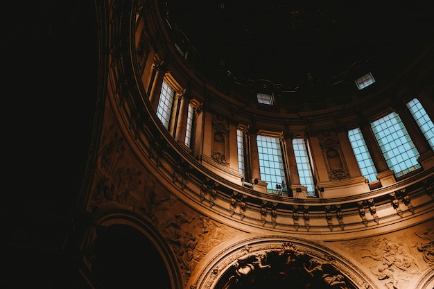 Tiro de ângulo baixo de um interior de igreja com arte medieval hipnotizante