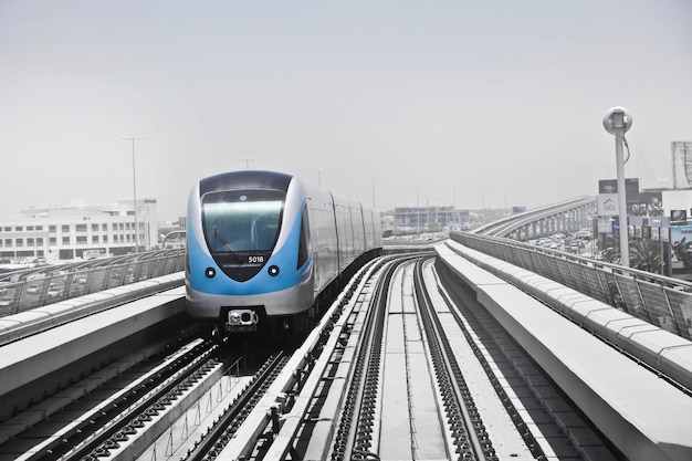 Foto grátis tiro de um trem elétrico em uma ferrovia