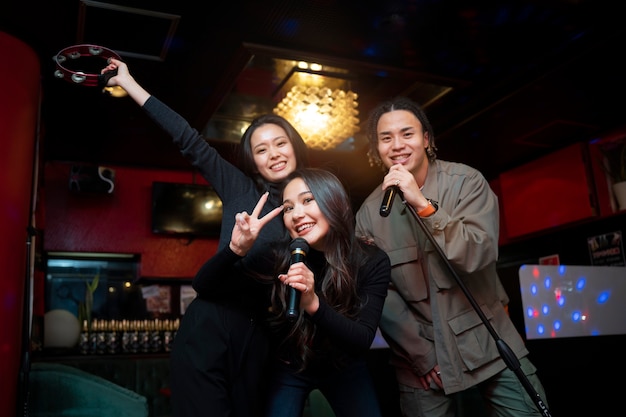 Foto grátis tiro médio adolescentes felizes cantando