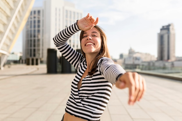 Foto grátis tiro médio mulher olhando feliz fora