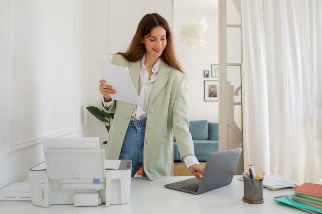 Tiro médio mulher sorridente com laptop